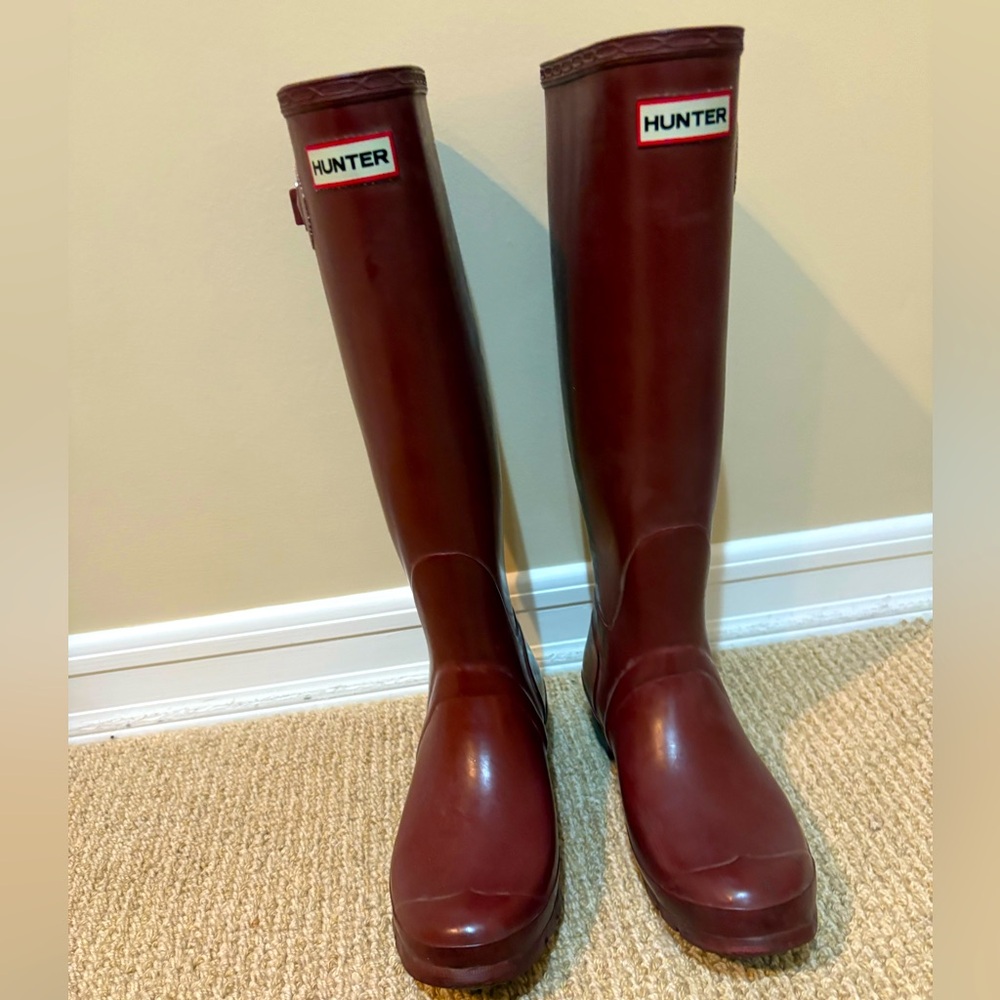 Women’s maroon hunter rain boots in excellent condition